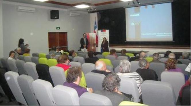 Directores regionales de SENADIS, Guillermo Cortés y SENAMA, Mirka Pardo, junto a adultos mayores asistentes