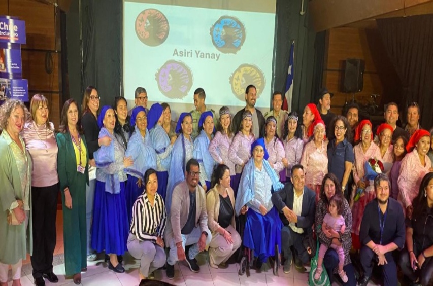 Foto grupal de los participantes en la actividad.