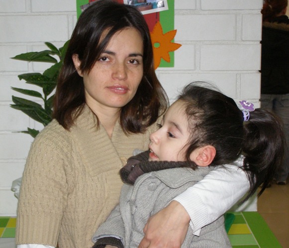 Mamá junto a su hija con discapacidad de la Casa de Acogida Amigos de Jesús.