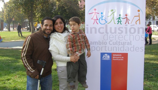 Milton Fulle, persona con discapacidad física, junto a su familia.
