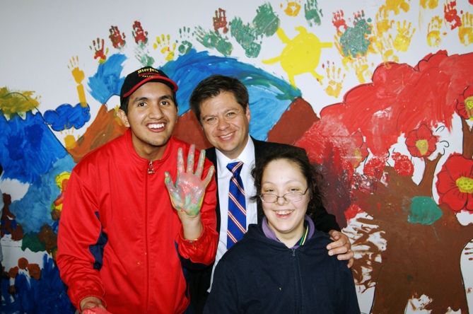 Oscar Mellado Berríos junto a jóvenes artistas.