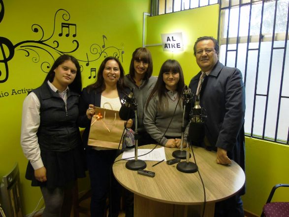 Autoridades junto a las personas que dan vida al proyecto.