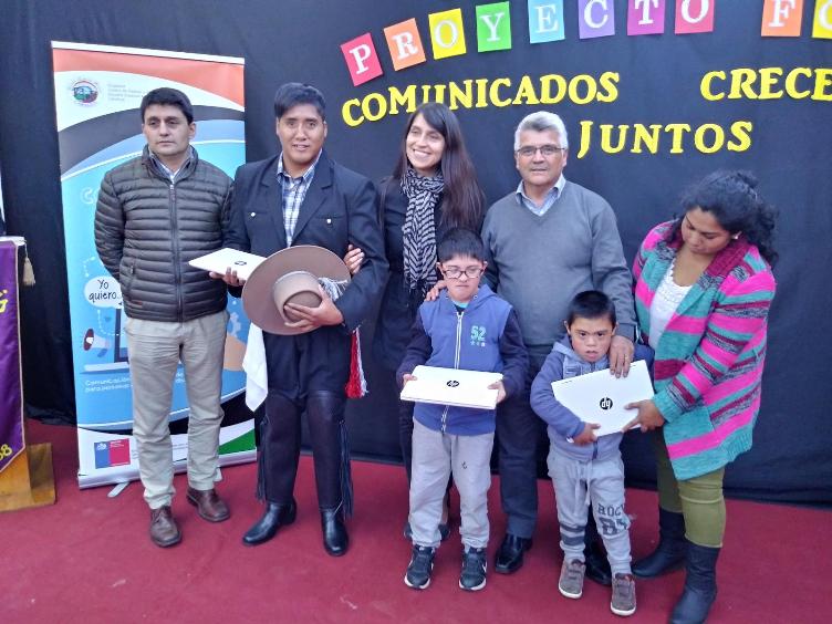 Autoridades junto a las personas beneficiadas por el proyecto.