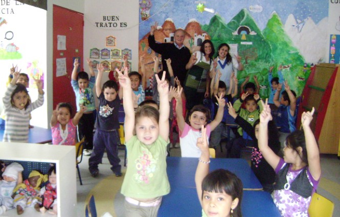 Director Regional del Senadis en jardín infantil de Tocopilla junto a niños, niñas y educadoras.