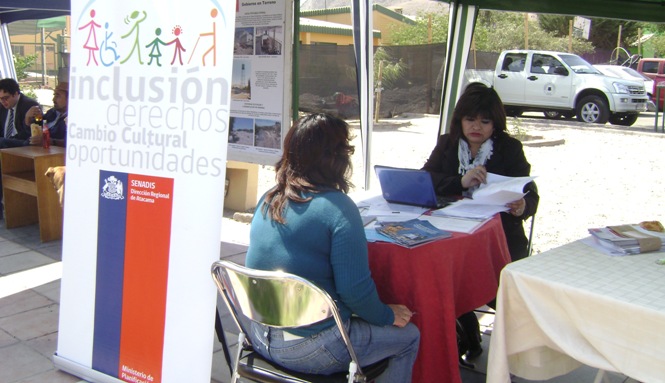 La secretaria y Encargada Siac del Senadis, Jessica Alvarez entrega información en el stand institucional