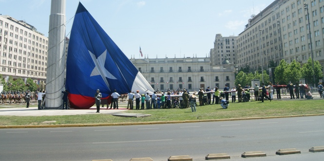 Asistentes al izamiento de la Gran Bandera Nacional
