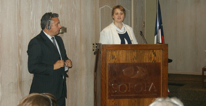 La experta Eszter Daróczy, Jefa de Proyecto en el Área de Relaciones Internacionales eraliza su exposición en el seminario