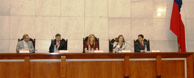 La Directora Nacional de SENADIS, María Ximena Rivas, expone en el seminario.