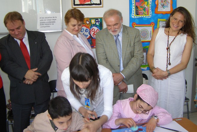 Directora Nacional del Senadis junto a delagación experta en Método Petö.