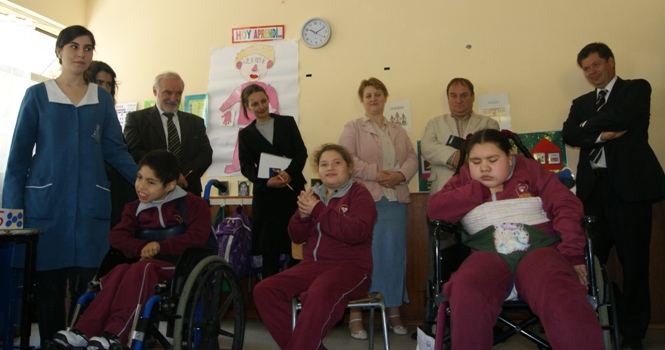 Expertos Método Petö visitaron Colegio Amapolas para conocer el trabajo que realiza el estableciemiento con sus estudiantes.