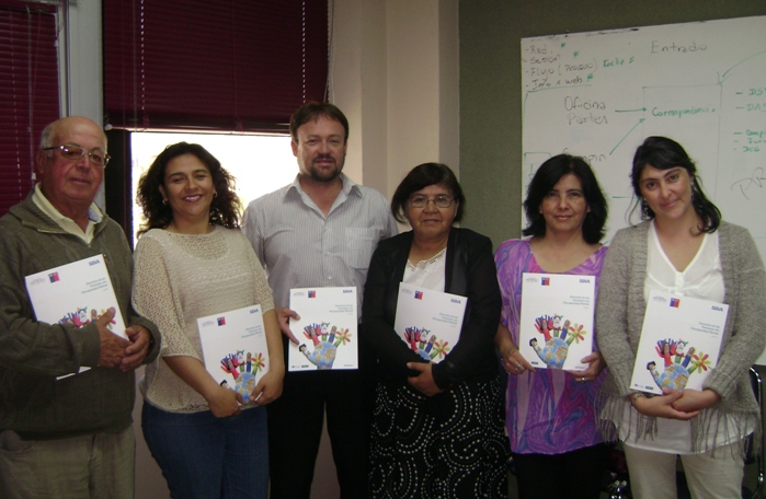 Entrega de Manual Derechos de las Personas con Discapacidad Mental en dirección regional de Atacama