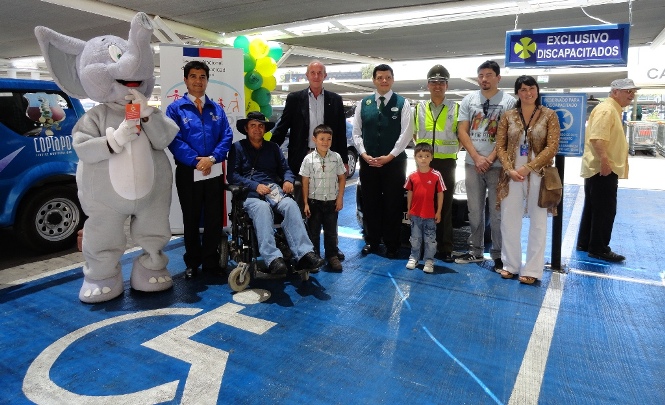 Directora Regional del Senadis durante la campaña de estacionamientos.