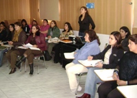 En la fotografía aparece la Coordinadora Regional de Fonadis realizando su exposición