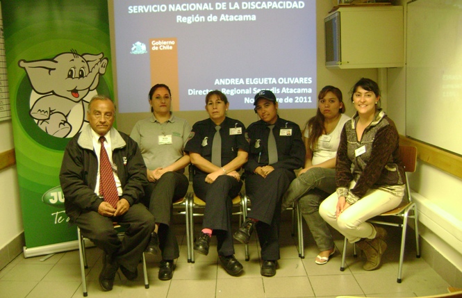 Directora Regional del Senadis junto a trabajadores de Supermercado Jumbo de Copiapó.