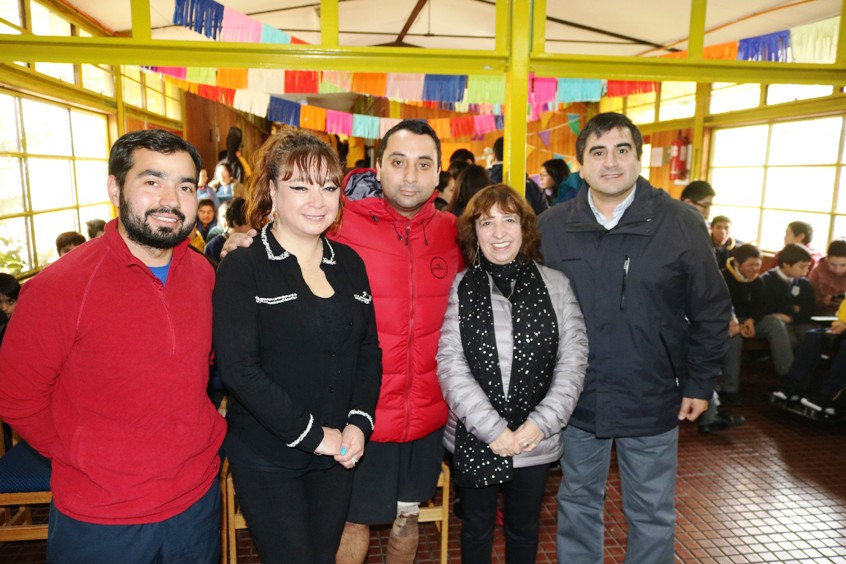 Luis Viñales junto al Director Regional de Senadis en su visita a la Escuela España.