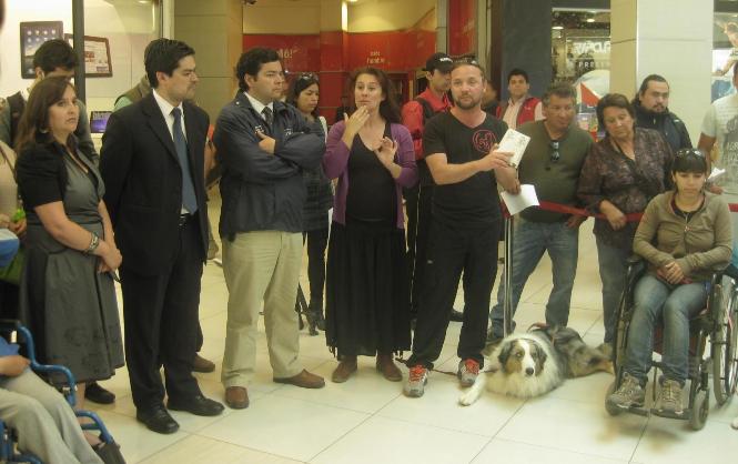 Autoridades regionales durante actividad de difusión de ley de perros de asistencia.