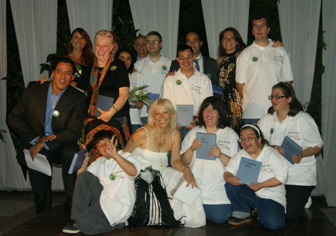 Directora del Senadis y Alcalde Zalaquett compartieron la felicidad de sus integrantes tras inaugurar la Corporación Iluminoarte.