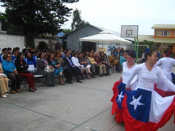 Autoridades viendo una muestra artística de alumnos y alumnas del Centro Laboral Jean Piaget de Coquimbo