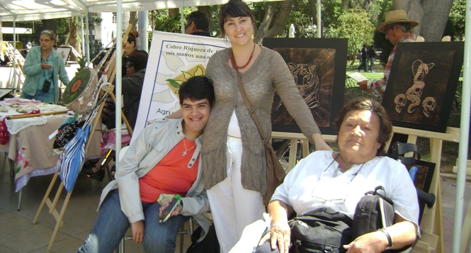 Directora Regional del Senadis junto a dos mujeres con discapacidad que participaron en la Feria de la Discapacidad