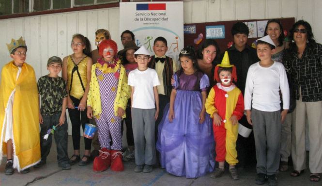 Directora Regional junto a los alumnos del curso de integración de la escuela de Quinchamalí.