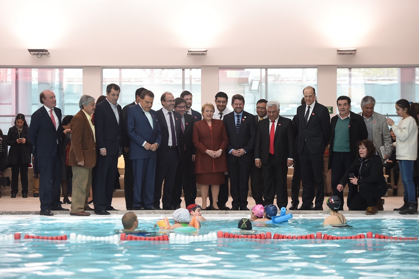 Fuente: Prensa Presidencia. Presidenta Michelle Bachelet junto a diversas autoridades recorriendo las obras de ampliación del Instituto Teletón
