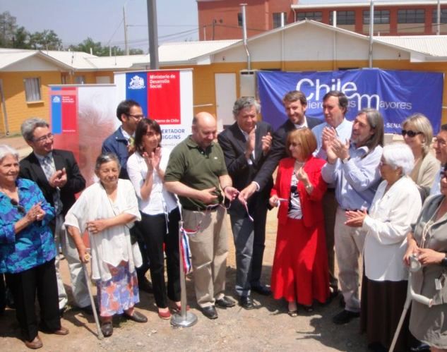 Autoridades cortan la cinta en la inauguración