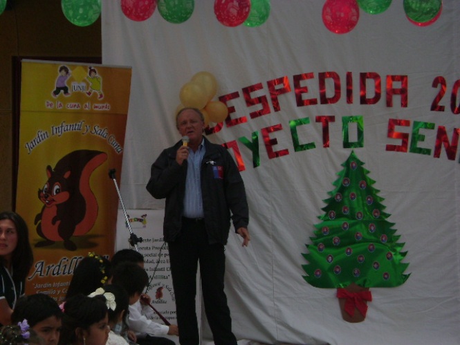 El Director Regional del Senadis entregando un saludo en la ceremonia de finalización de proyectos.