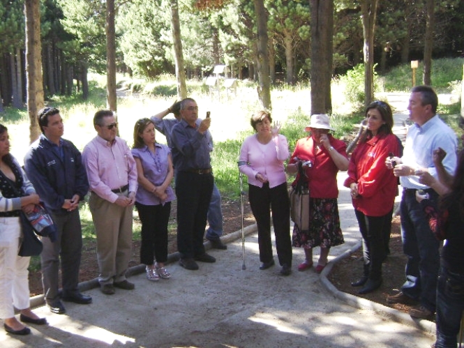 Autoridades junto a representantes de organizaciones de personas con discapacidad.