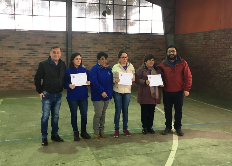 Autoridades junto a monitores certificados.