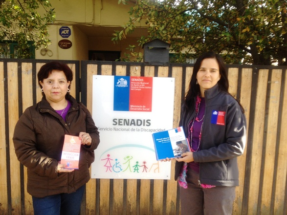 La directora regional de SENADIS, Dominique Brautigam, junto a Margarita Arismendi