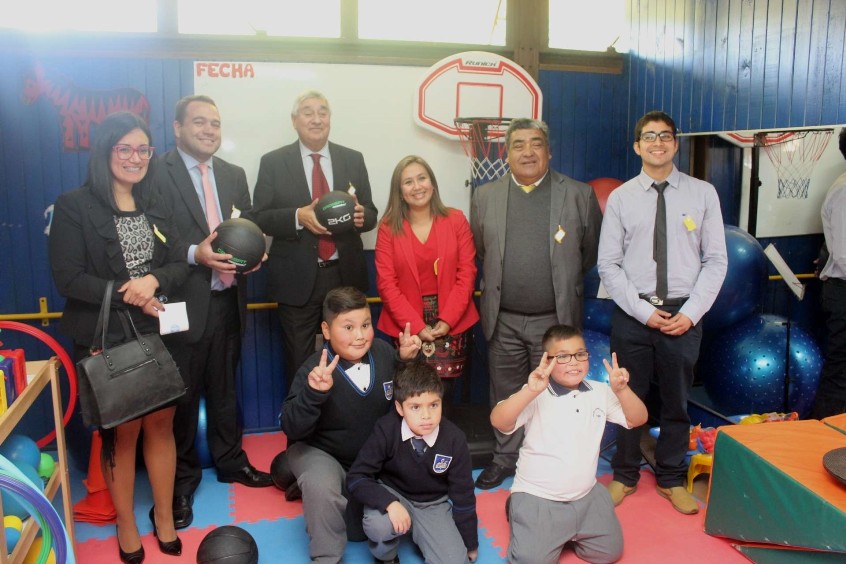 Autoridades junto a niños beneficiados  y representantes de la comunidad educativa. 