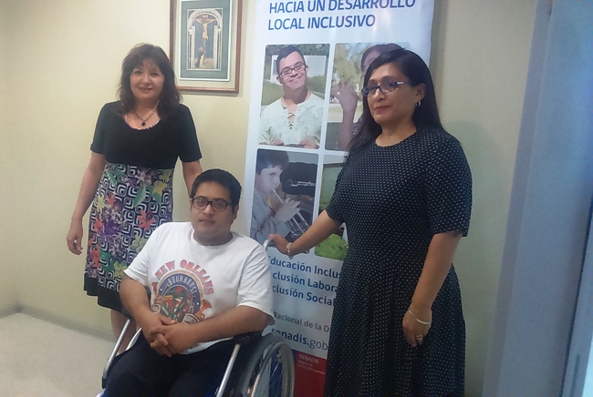 Directora Regional de Senadis junto a persona beneficiada.
