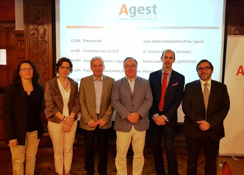 Director Nacional de Senadis junto a representantes de AGEST Chile.