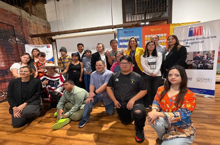 Foto grupal de los participantes en la actividad.