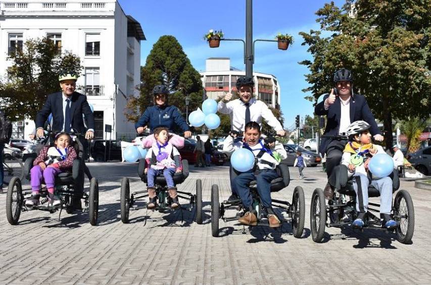 Autoridades junto a personas con discapacidad que participaron en la cicletada.