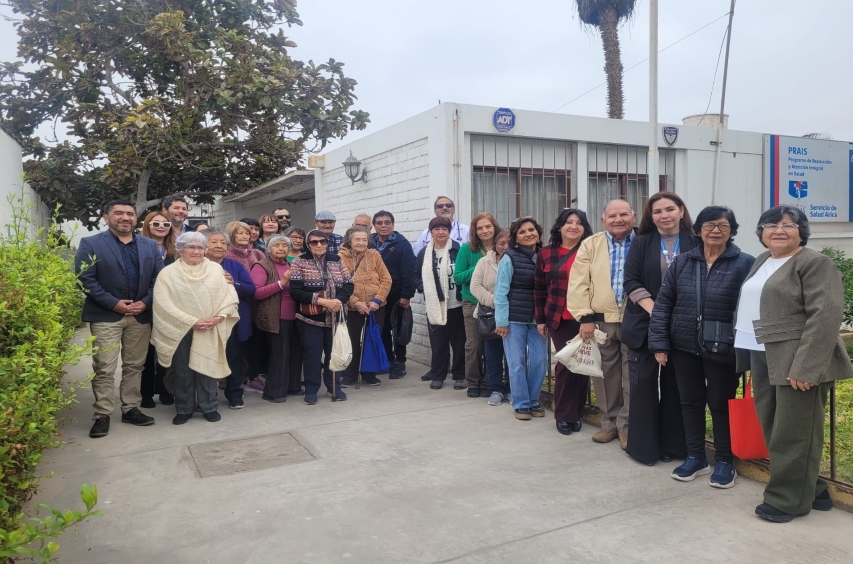 Foto grupal de los participantes en la actividad.