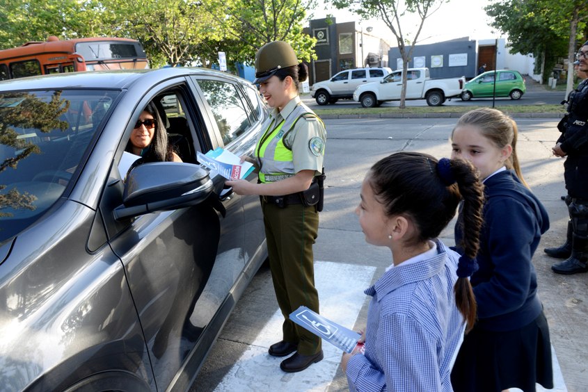 Vitacura y SENADIS promueven uso correcto de estacionamientos para personas con discapacidad.