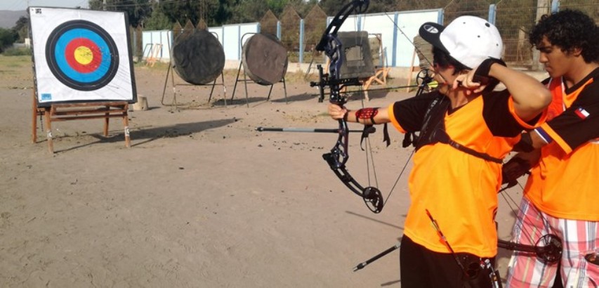 Personas con discapacidad practicando tiro al arco.