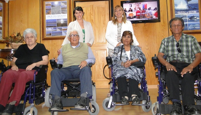 Directora Regional e Intendenta junto a personas beneficiadas con sillas de ruedas eléctricas.