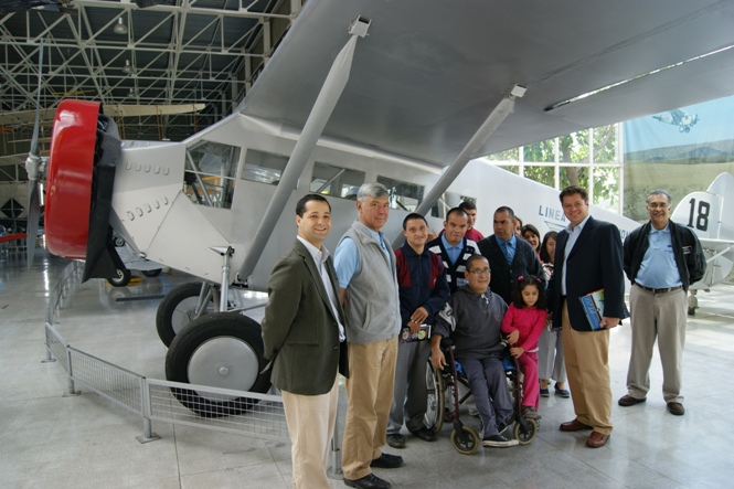 Director del Senadis recorriendo el Museo de la DGAC junto al Director (s) del Museo y jóvenes del Pequeño Cottolengo.