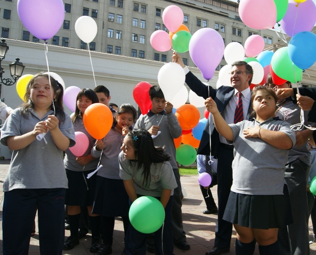 Ministro Lavín junto a niños y niñas de Coanil