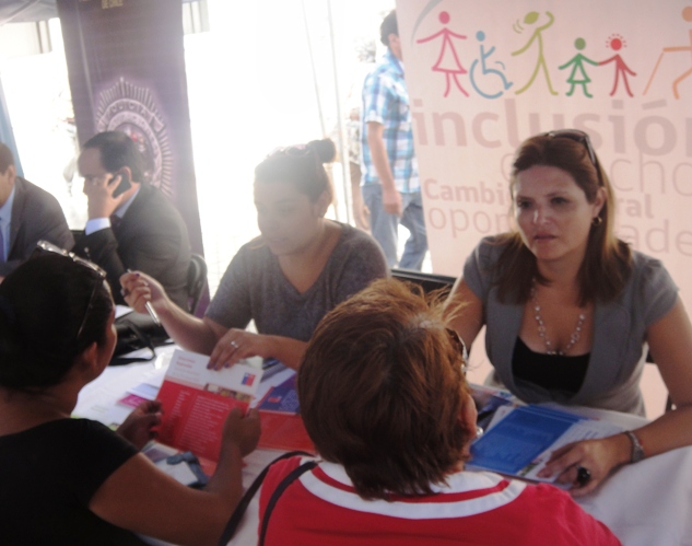 Profesionales de SENADIS atienden a personas con discapacidad en II Feria del Consunidor