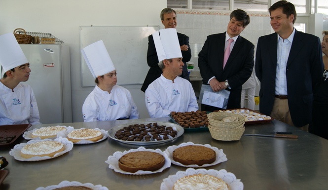 Director Nacional del Senadis durante el recorrido por la Feria Gourmet en el Colegio Coocende.