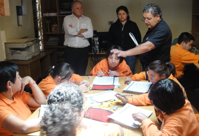 Director Regional del Senadis junto a representantes de CORCALDEM en Calama