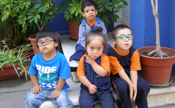 Niños y niñas que asisten diariamente al colegio.