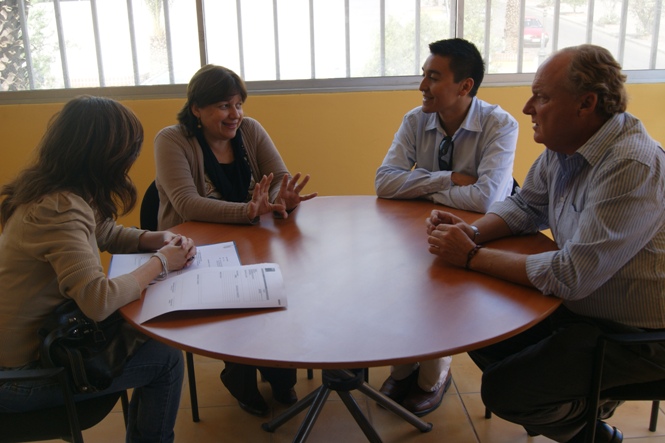 Autoridades regionales durante la firma del convenio