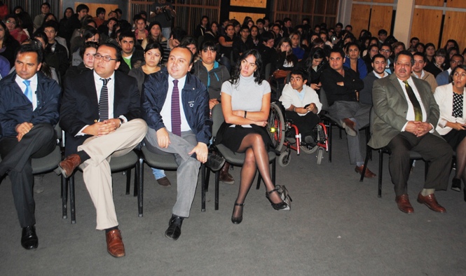 Autoridades regionales en la ceremonia de lanzamiento de fondos para el emprendimiento juvenil.