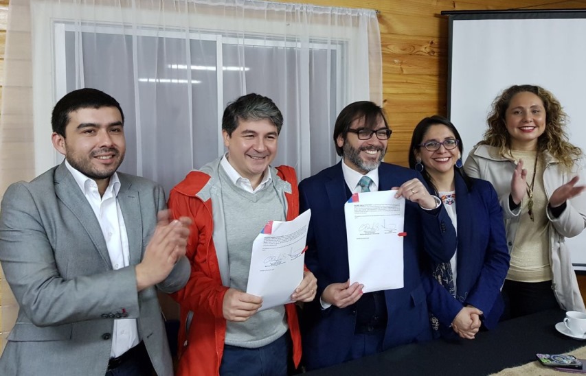 Director Nacional y Alcalde de Valdivia muestra el convenio firmado junto a autoridades locales. 