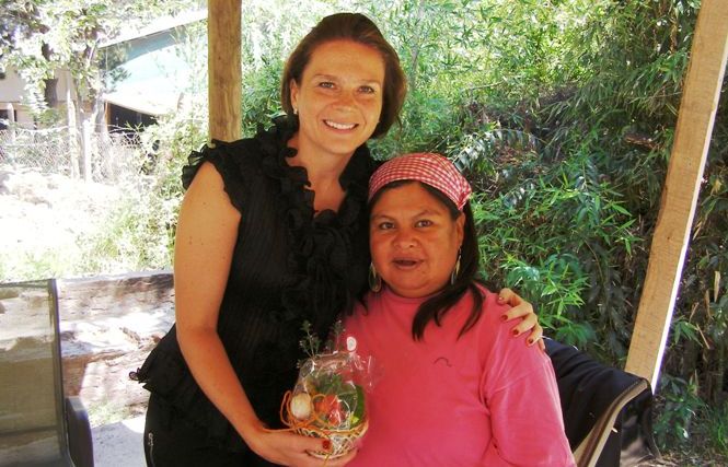 Directora Nacional del Senadis junto una persona con discapacidad.