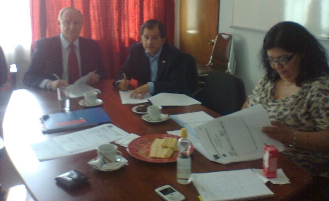 Director Regional de Antofagasta durante la firma de convenio. 